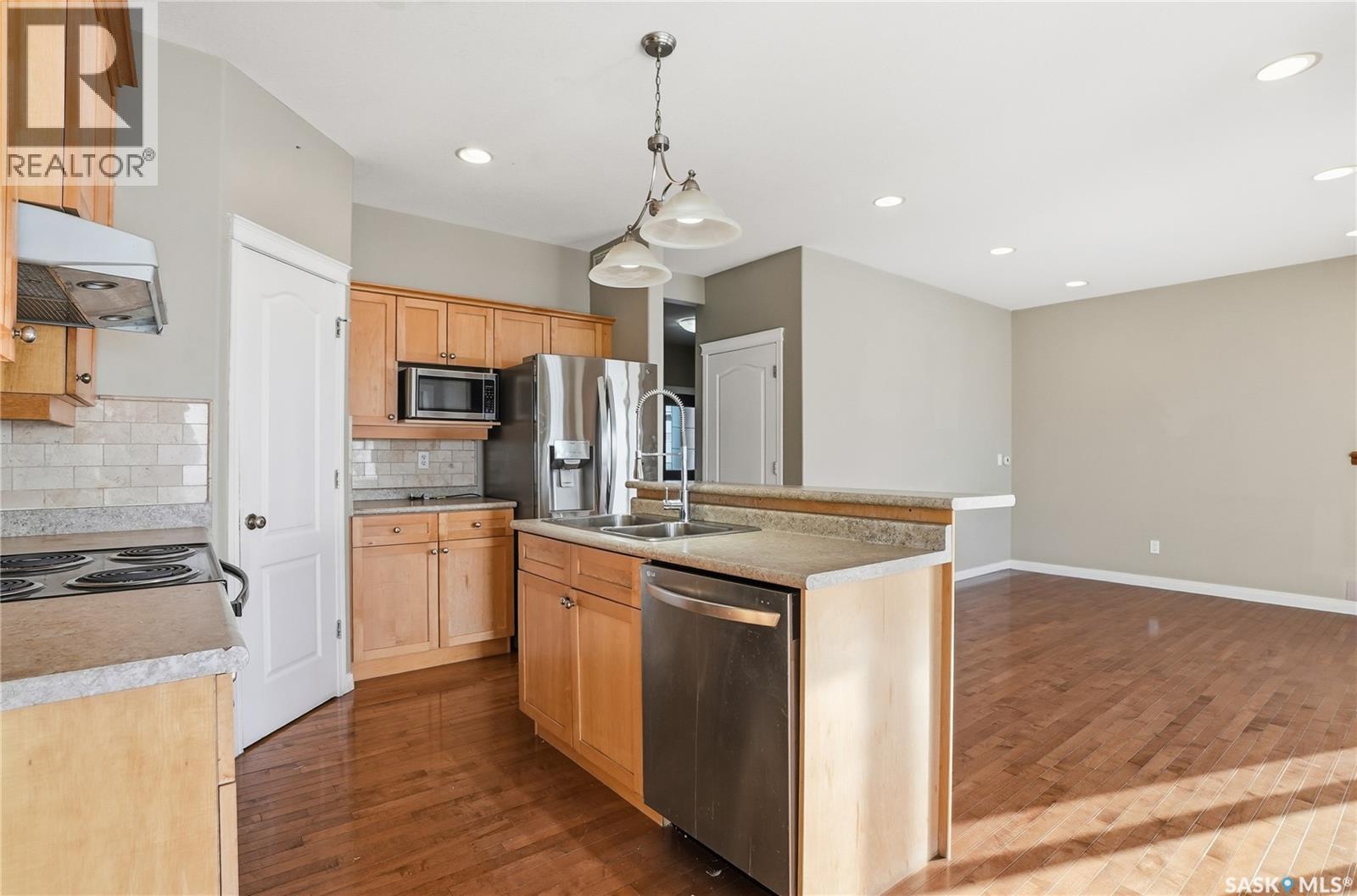 607 Beckett Crescent, Saskatoon, SK - Indoor Photo Showing Kitchen With Double Sink