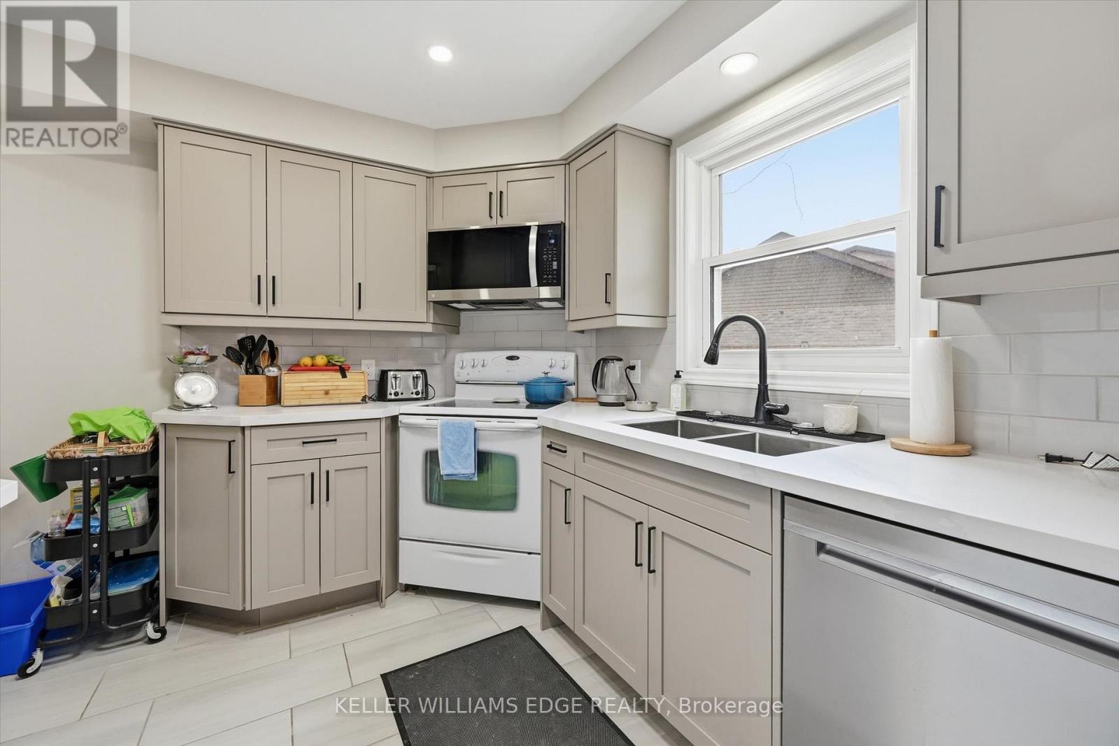 2478 Malcolm Crescent, Burlington, ON - Indoor Photo Showing Kitchen With Double Sink