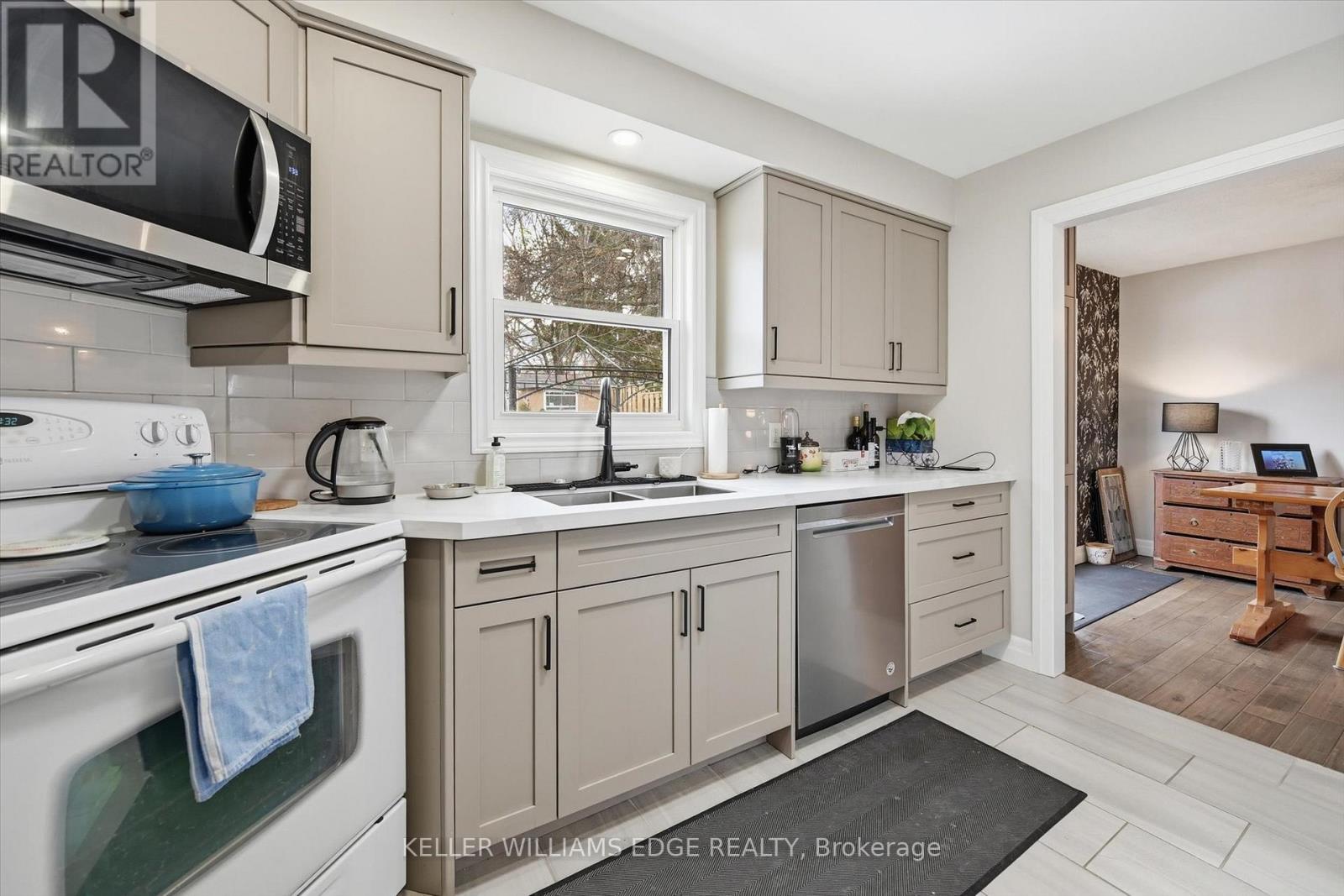 2478 Malcolm Crescent, Burlington, ON - Indoor Photo Showing Kitchen With Double Sink