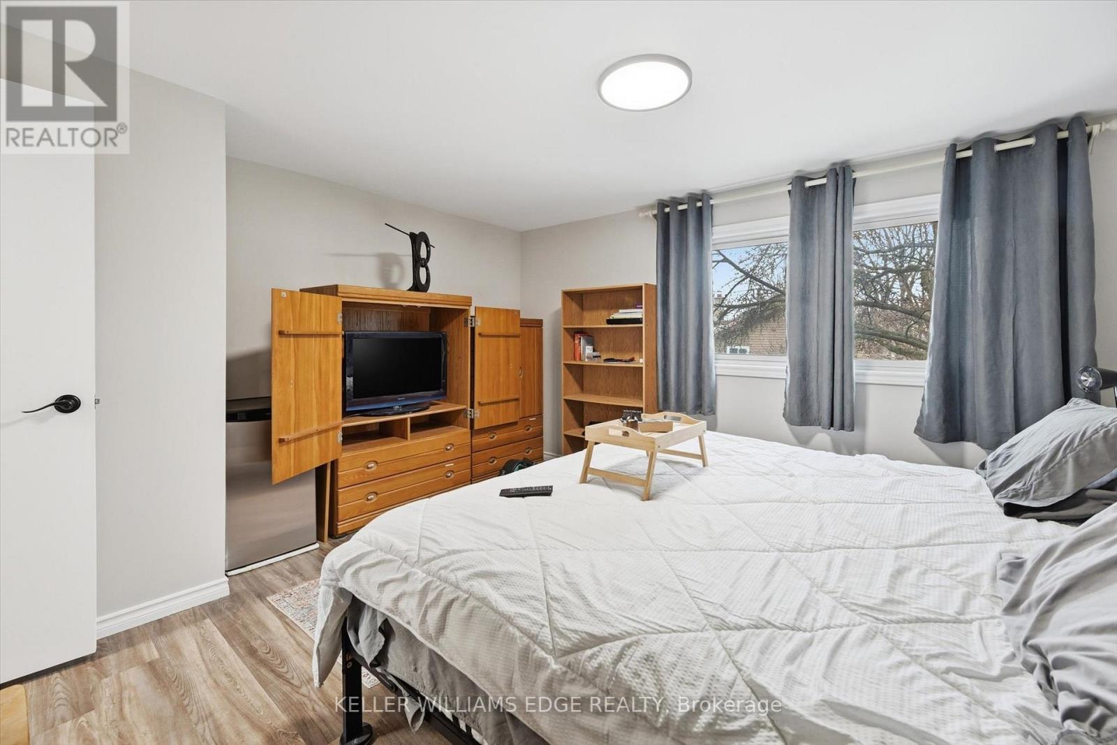 2478 Malcolm Crescent, Burlington, ON - Indoor Photo Showing Bedroom