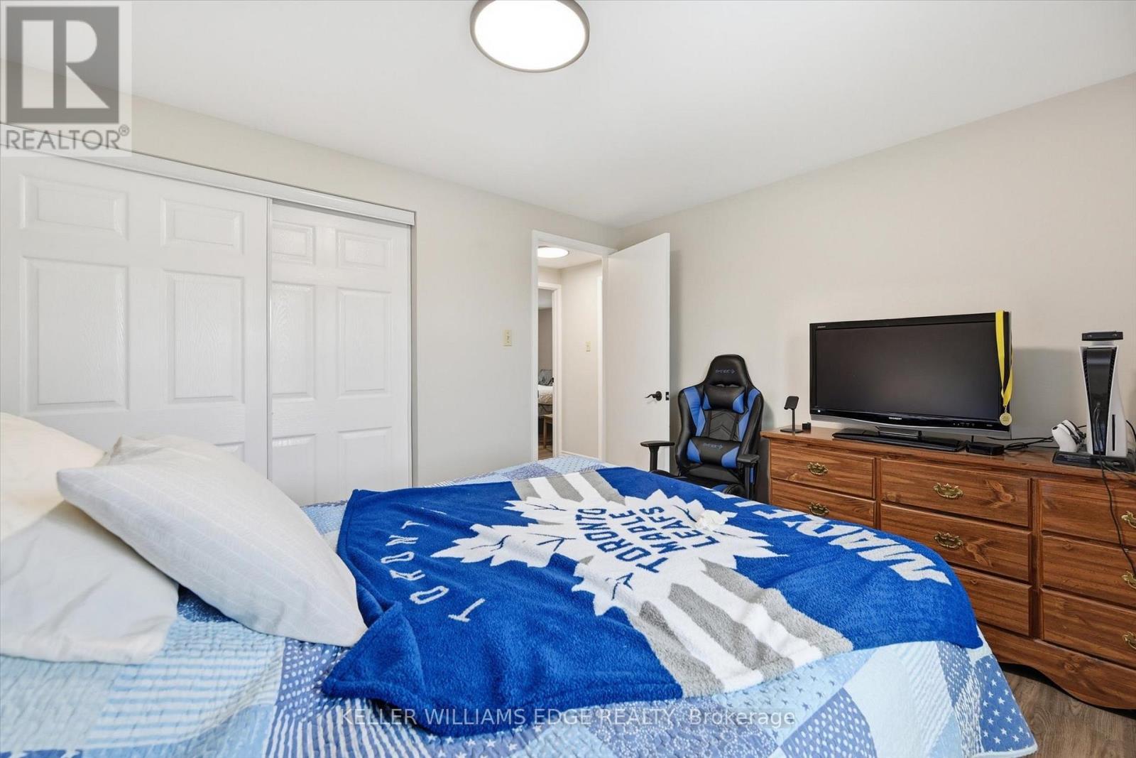 2478 Malcolm Crescent, Burlington, ON - Indoor Photo Showing Bedroom