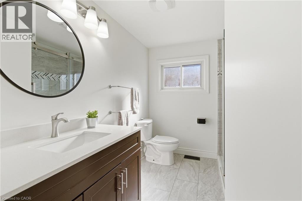 216 Walter Avenue S, Hamilton, ON - Indoor Photo Showing Bathroom