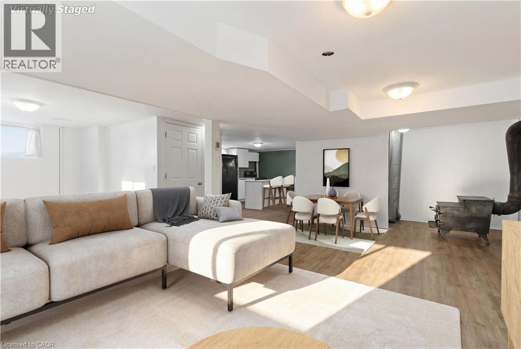 216 Walter Avenue S, Hamilton, ON - Indoor Photo Showing Living Room