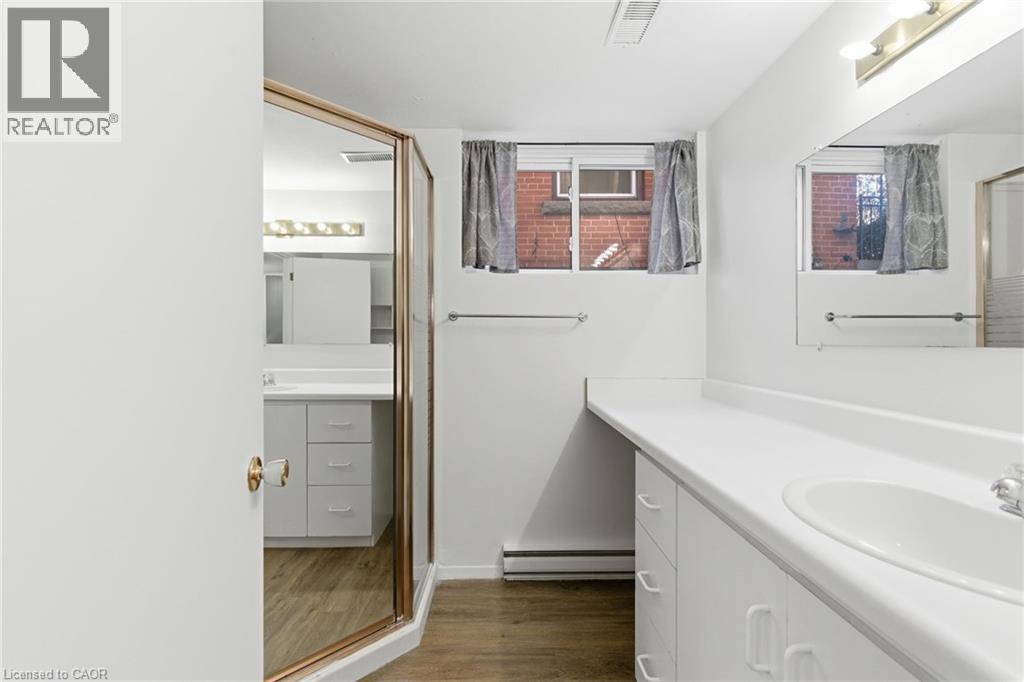 216 Walter Avenue S, Hamilton, ON - Indoor Photo Showing Bathroom