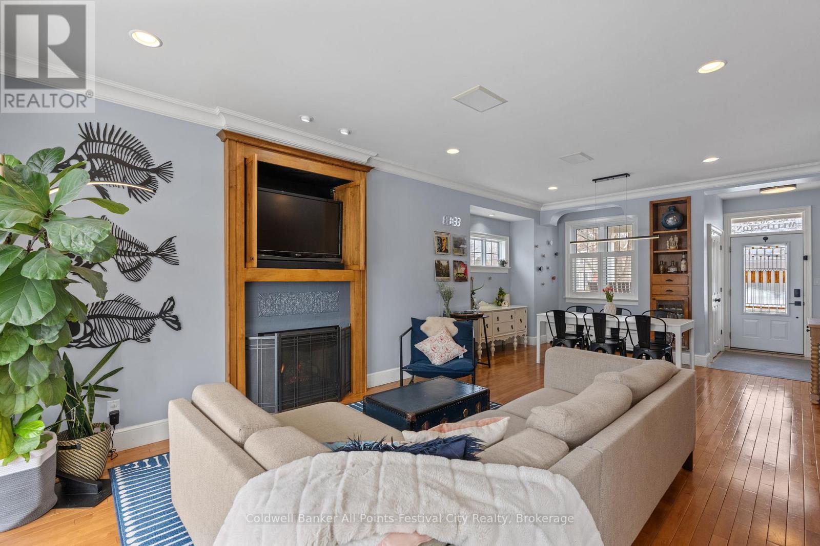 56 Wellington Street S, Goderich (Goderich (Town)), ON - Indoor Photo Showing Living Room With Fireplace