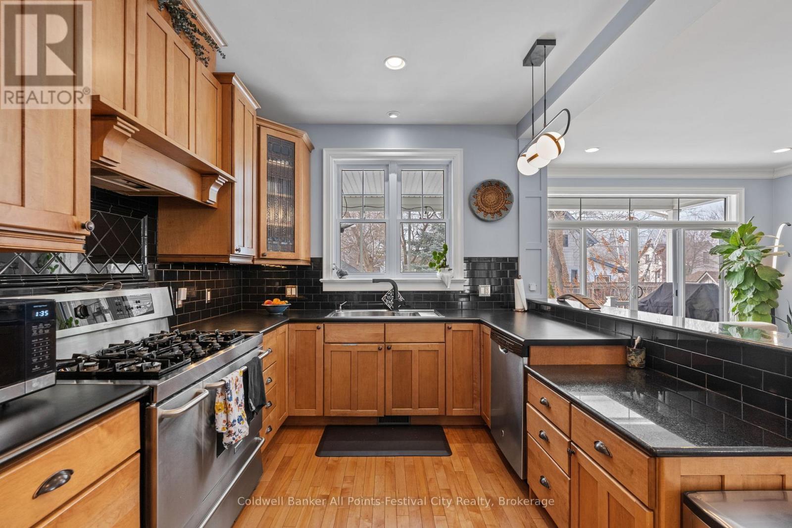 56 Wellington Street S, Goderich (Goderich (Town)), ON - Indoor Photo Showing Kitchen With Double Sink