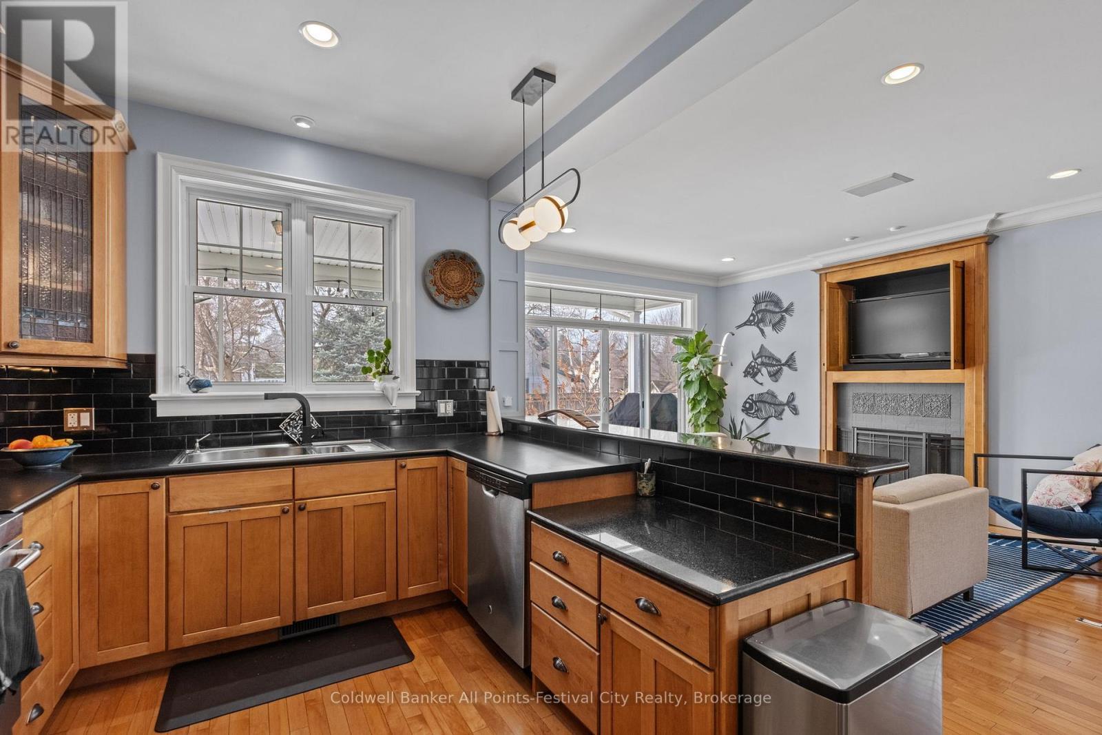 56 Wellington Street S, Goderich (Goderich (Town)), ON - Indoor Photo Showing Kitchen With Double Sink