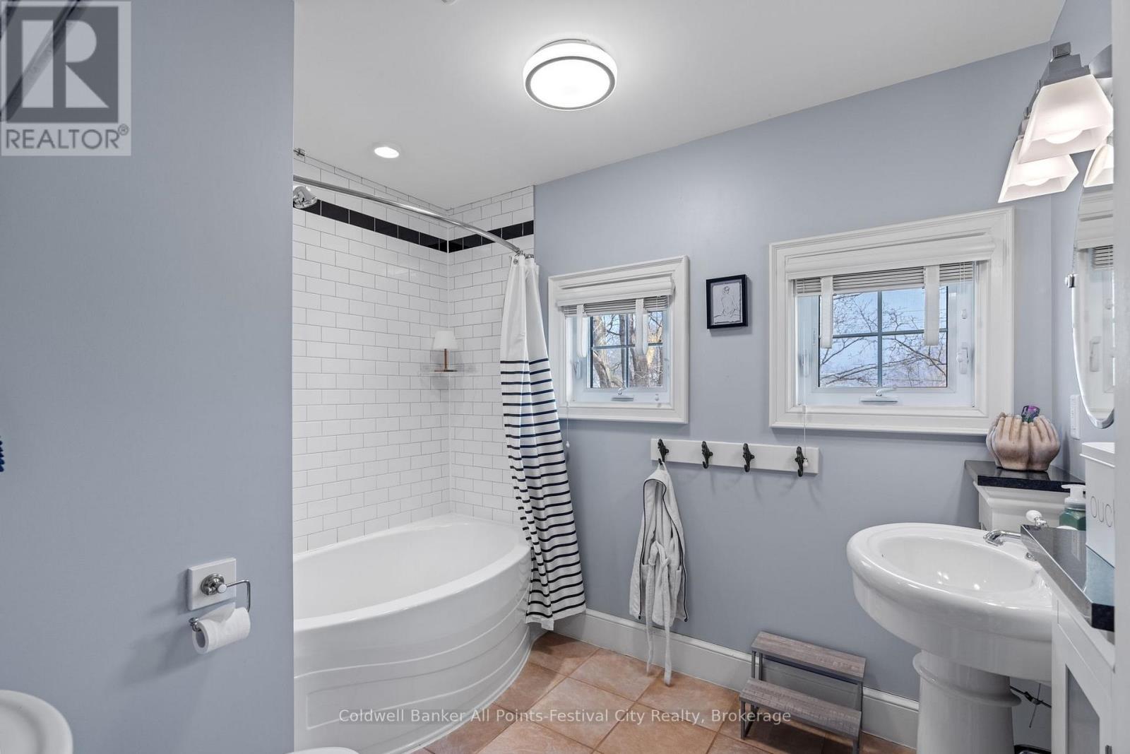 56 Wellington Street S, Goderich (Goderich (Town)), ON - Indoor Photo Showing Bathroom