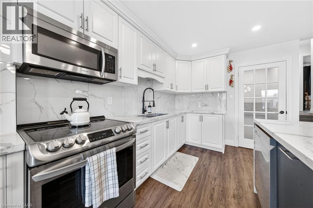 33 Glen Vista Drive, Hamilton, ON - Indoor Photo Showing Kitchen With Upgraded Kitchen