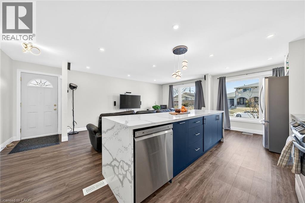 33 Glen Vista Drive, Hamilton, ON - Indoor Photo Showing Kitchen