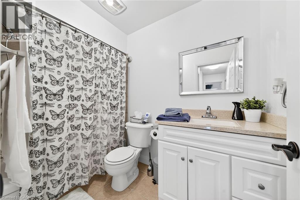 33 Glen Vista Drive, Hamilton, ON - Indoor Photo Showing Bathroom