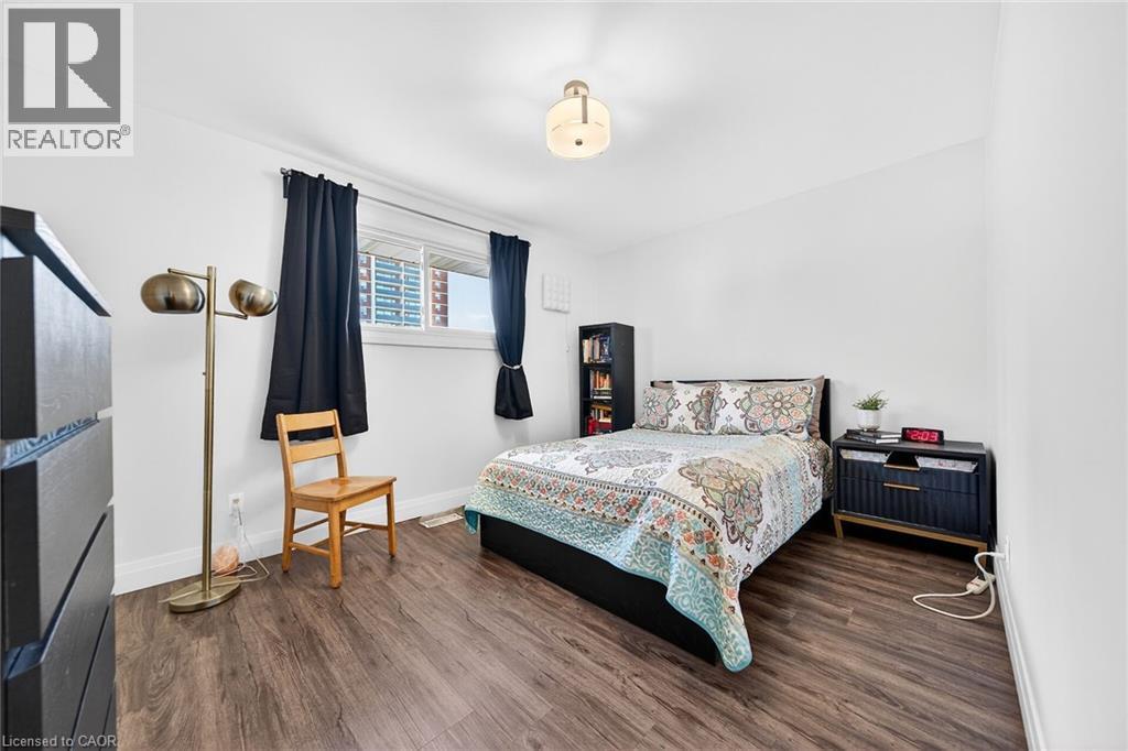33 Glen Vista Drive, Hamilton, ON - Indoor Photo Showing Bedroom