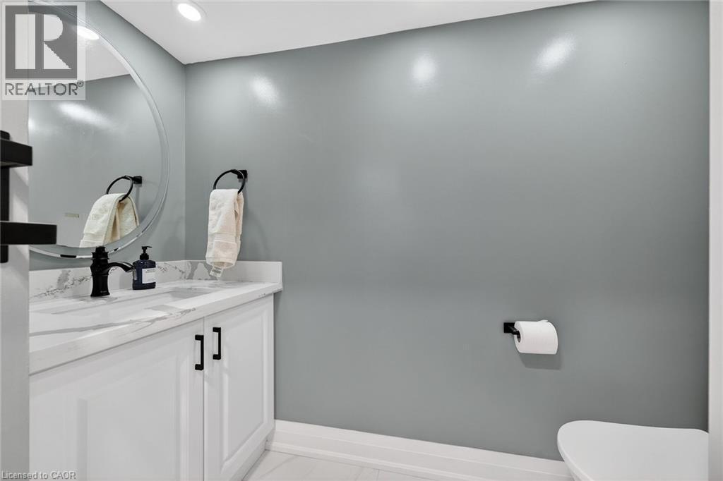 33 Glen Vista Drive, Hamilton, ON - Indoor Photo Showing Bathroom