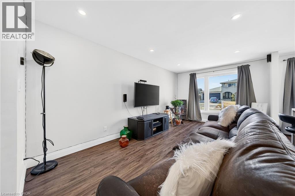 33 Glen Vista Drive, Hamilton, ON - Indoor Photo Showing Living Room