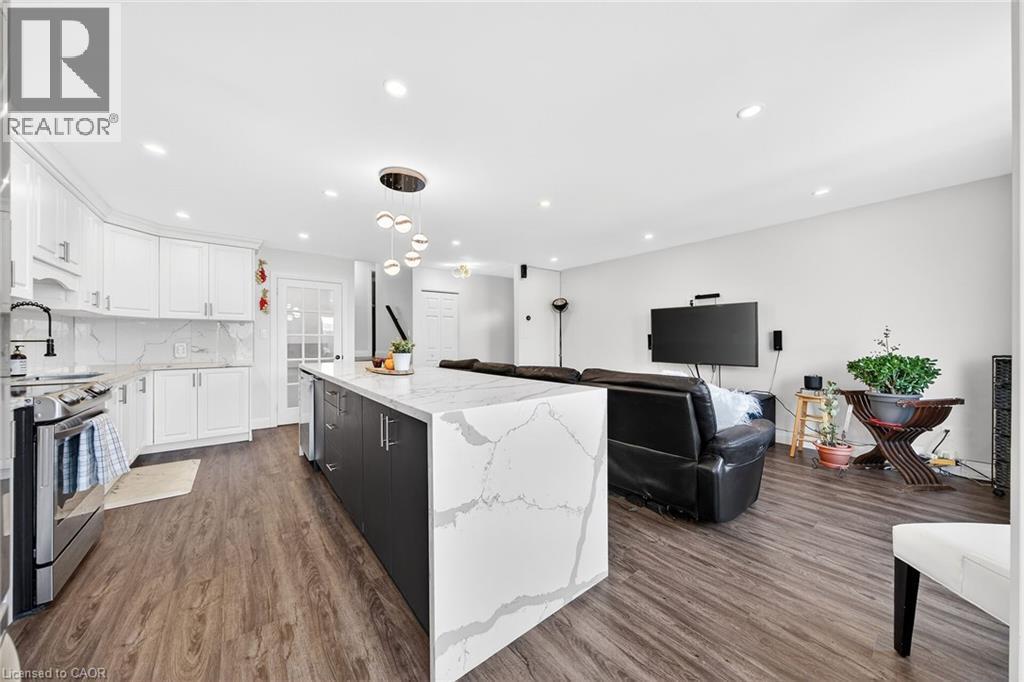 33 Glen Vista Drive, Hamilton, ON - Indoor Photo Showing Kitchen With Upgraded Kitchen