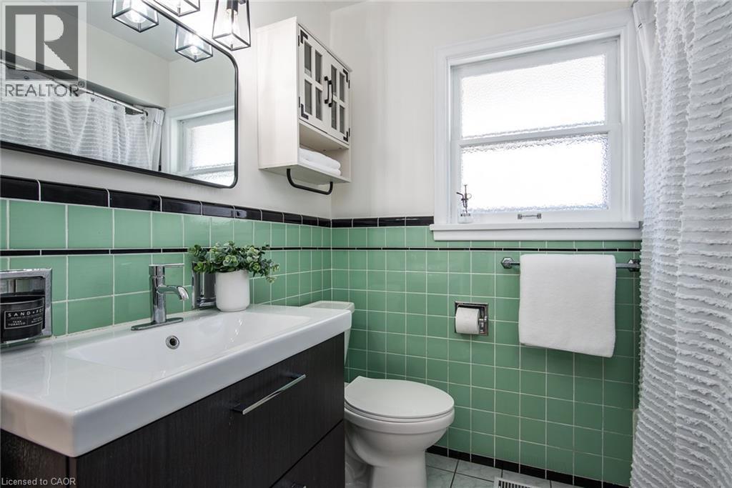 250 Royal Street, Waterloo, ON - Indoor Photo Showing Bathroom