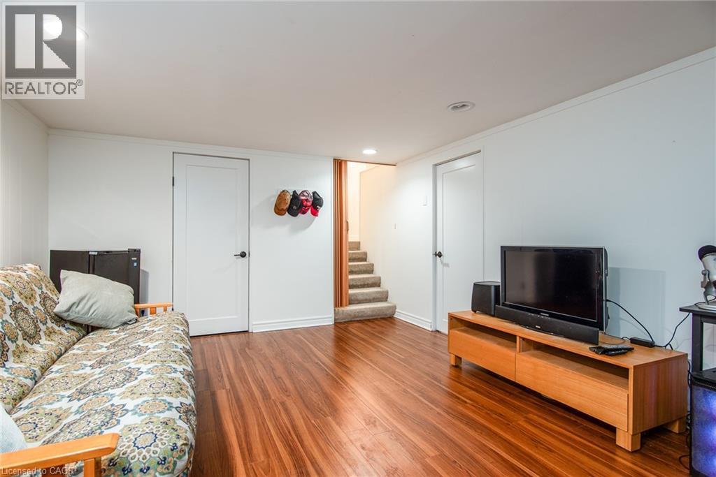 250 Royal Street, Waterloo, ON - Indoor Photo Showing Living Room