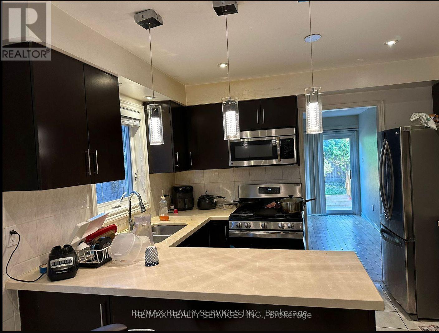 132 Cherrytree Drive, Brampton, ON - Indoor Photo Showing Kitchen With Upgraded Kitchen