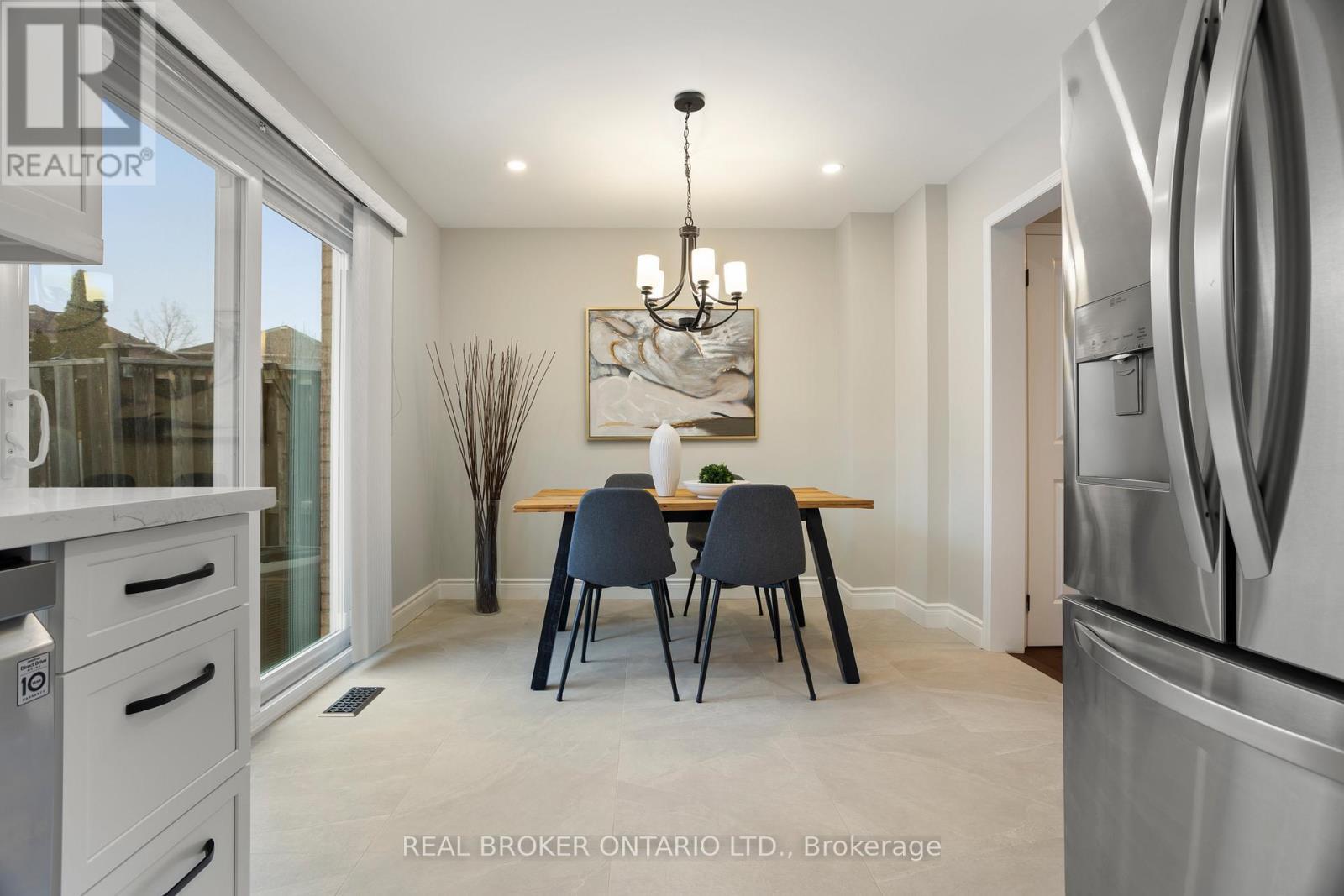 3811 Cedar Hedge Rise, Mississauga, ON - Indoor Photo Showing Dining Room