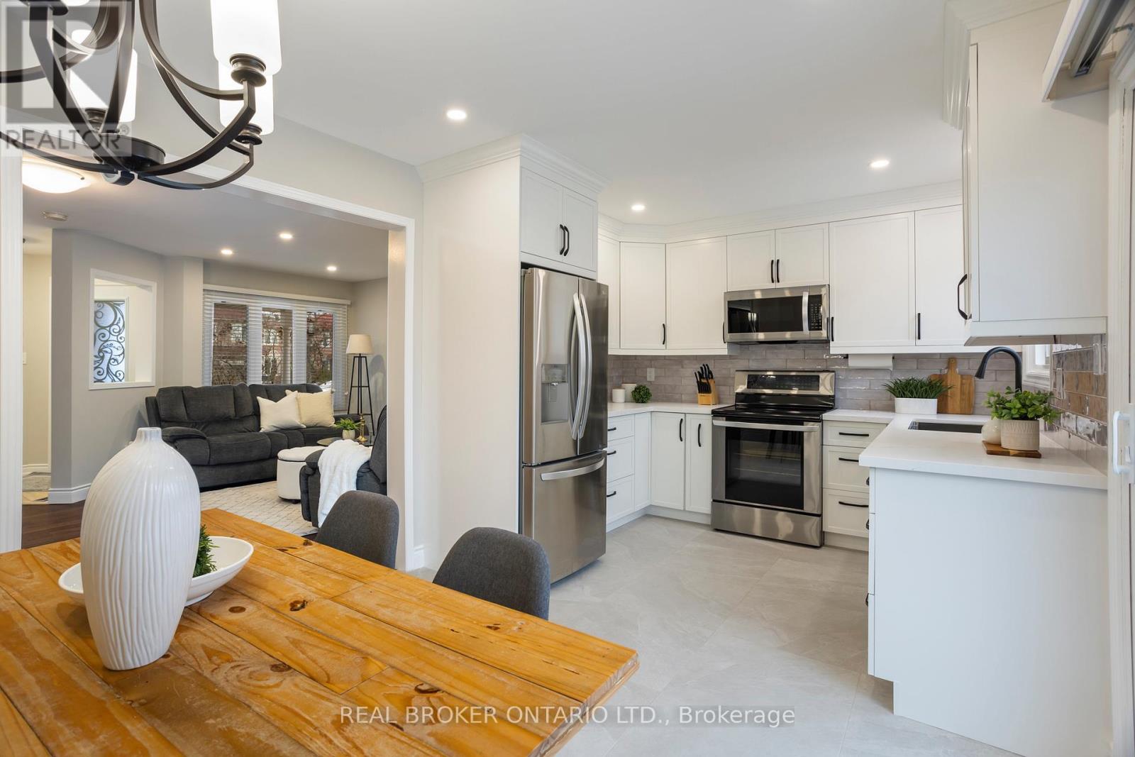 3811 Cedar Hedge Rise, Mississauga, ON - Indoor Photo Showing Kitchen