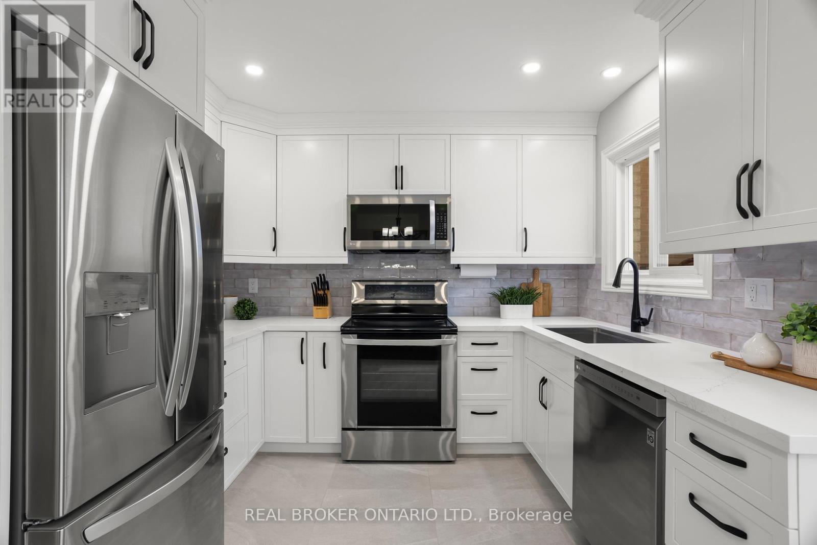 3811 Cedar Hedge Rise, Mississauga, ON - Indoor Photo Showing Kitchen With Upgraded Kitchen