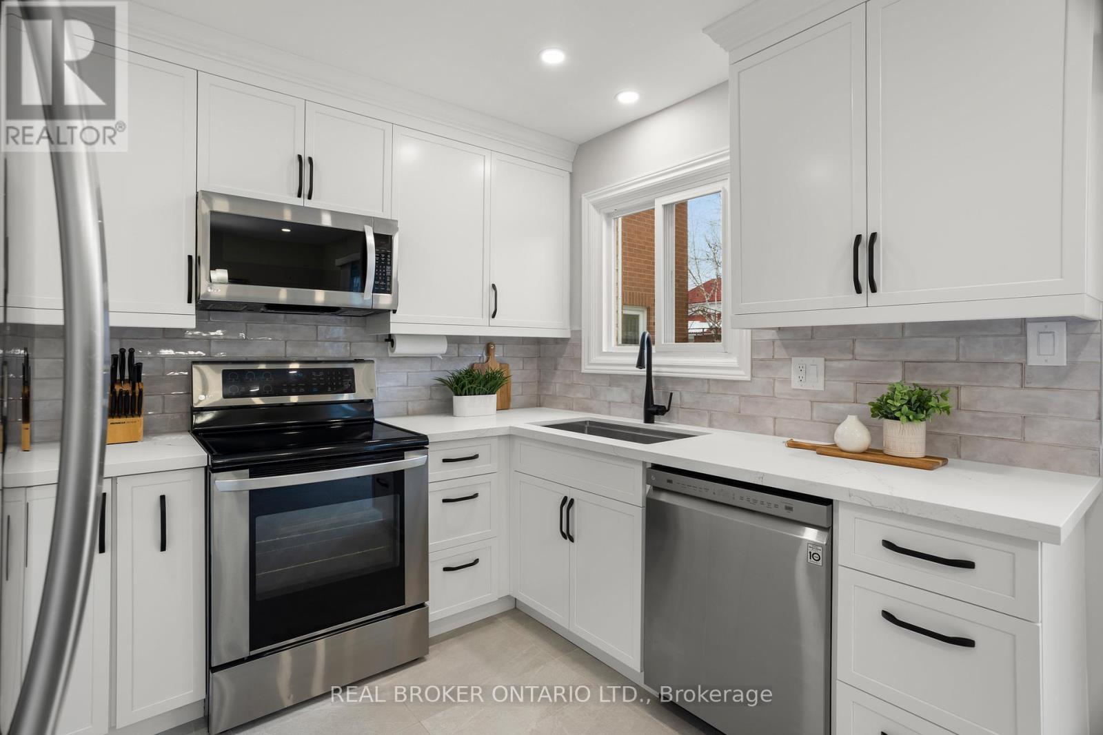3811 Cedar Hedge Rise, Mississauga, ON - Indoor Photo Showing Kitchen