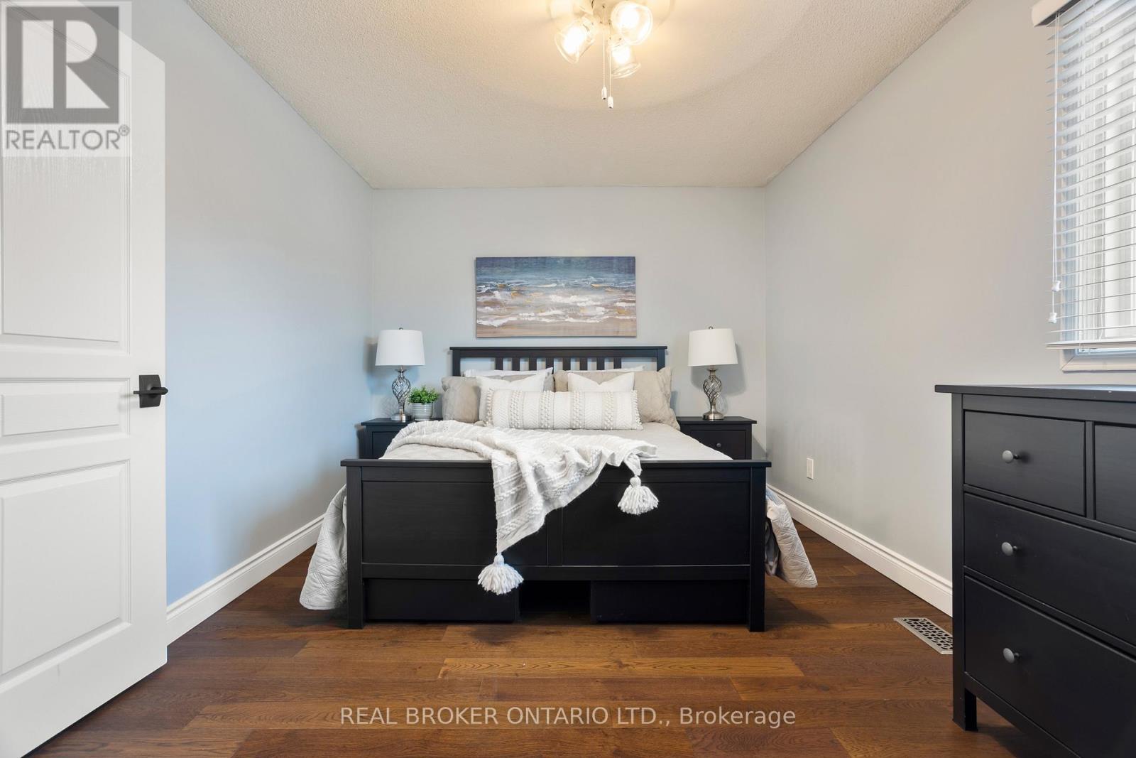 3811 Cedar Hedge Rise, Mississauga, ON - Indoor Photo Showing Bedroom