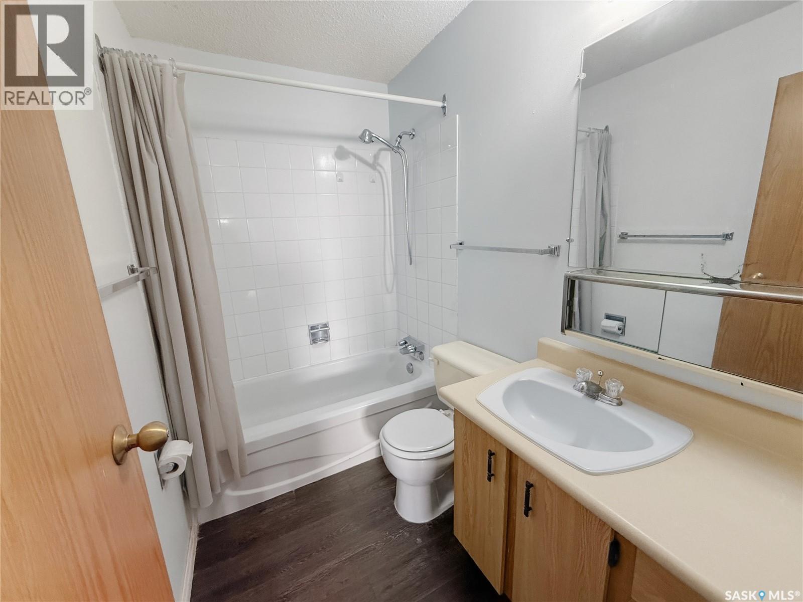 301 1110 9Th Avenue Ne, Swift Current, SK - Indoor Photo Showing Bathroom