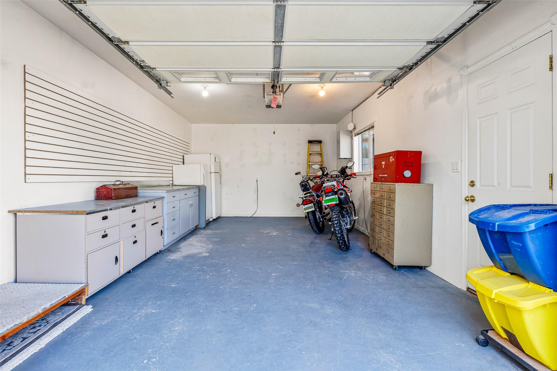 C-515 20Th Avenue, Creston, BC - Indoor Photo Showing Garage