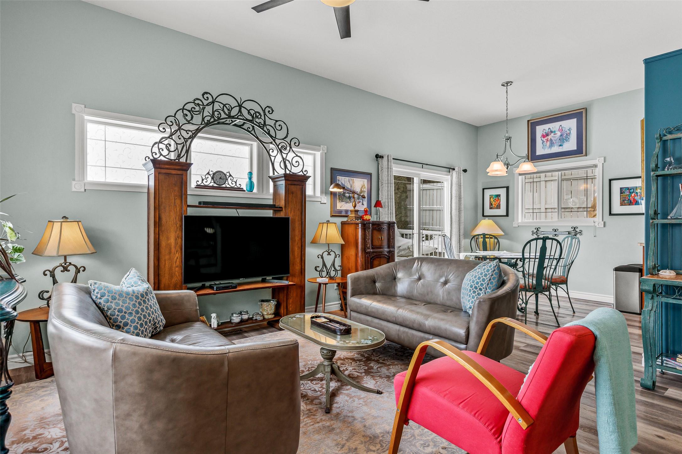 C-515 20Th Avenue, Creston, BC - Indoor Photo Showing Living Room