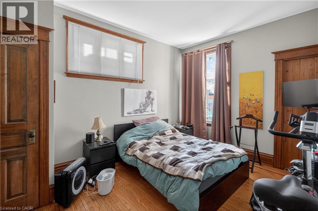 147 Homewood Avenue, Hamilton, ON - Indoor Photo Showing Bedroom