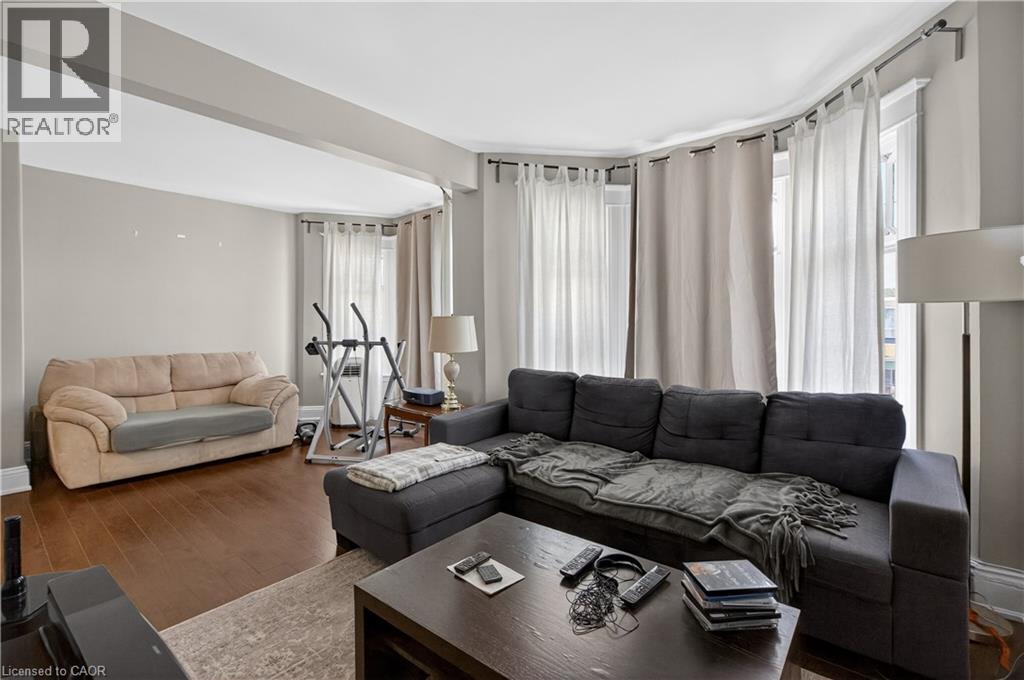 147 Homewood Avenue, Hamilton, ON - Indoor Photo Showing Living Room