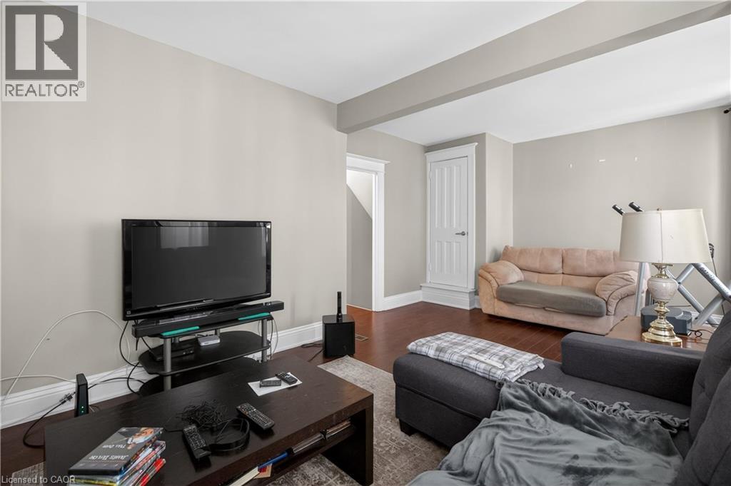 147 Homewood Avenue, Hamilton, ON - Indoor Photo Showing Living Room