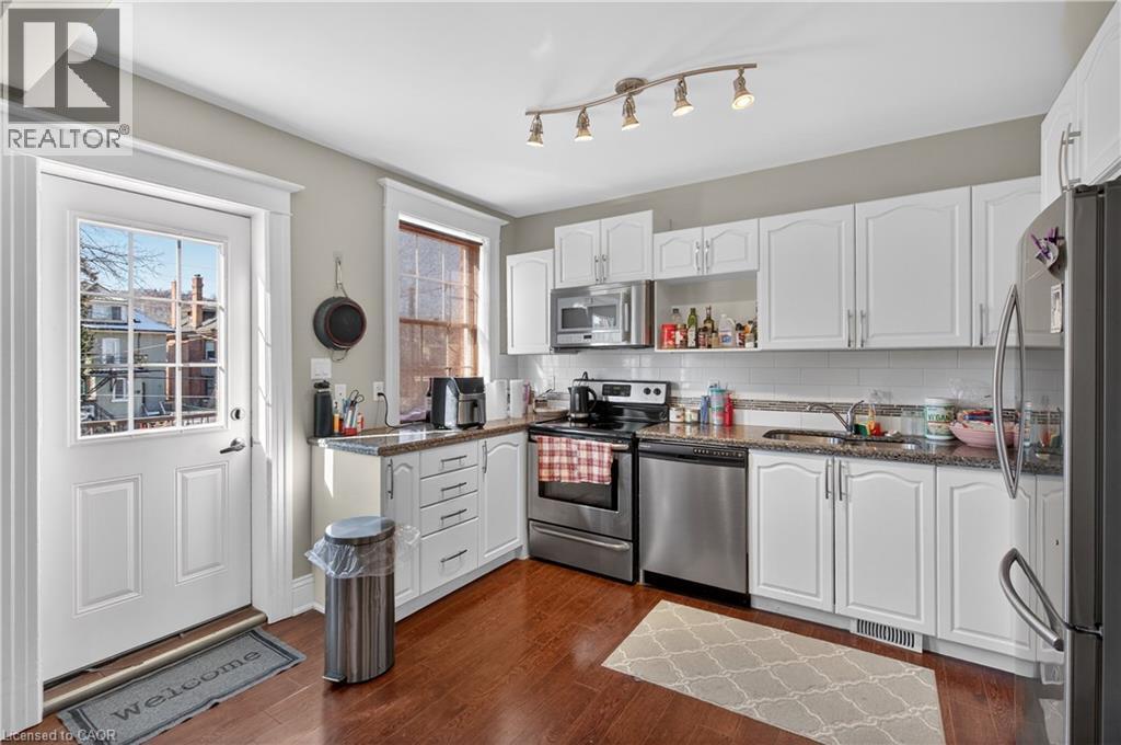 147 Homewood Avenue, Hamilton, ON - Indoor Photo Showing Kitchen