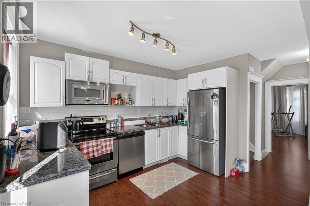 147 Homewood Avenue, Hamilton, ON - Indoor Photo Showing Kitchen