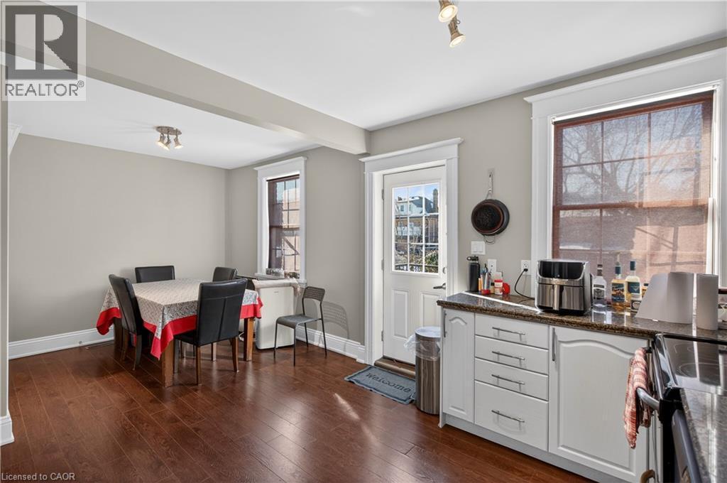 147 Homewood Avenue, Hamilton, ON - Indoor Photo Showing Dining Room