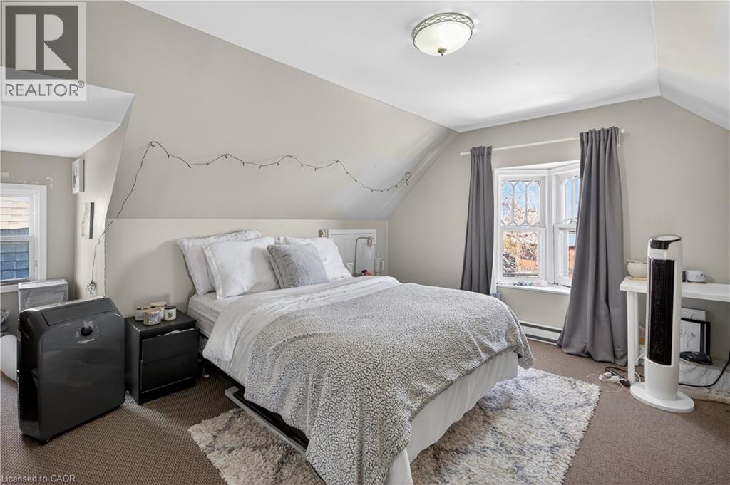 147 Homewood Avenue, Hamilton, ON - Indoor Photo Showing Bedroom