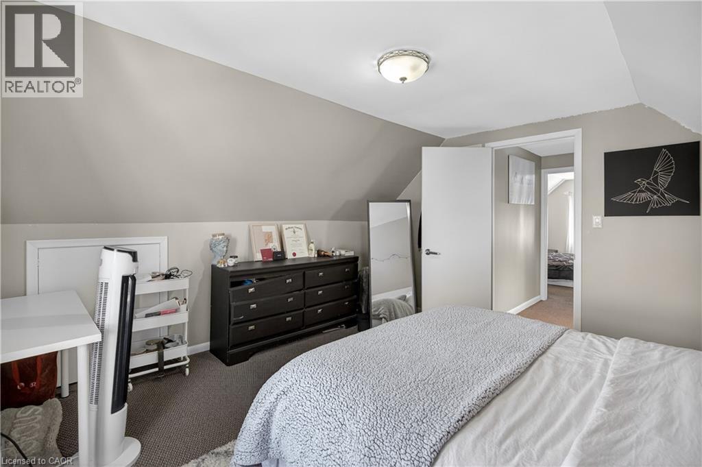 147 Homewood Avenue, Hamilton, ON - Indoor Photo Showing Bedroom