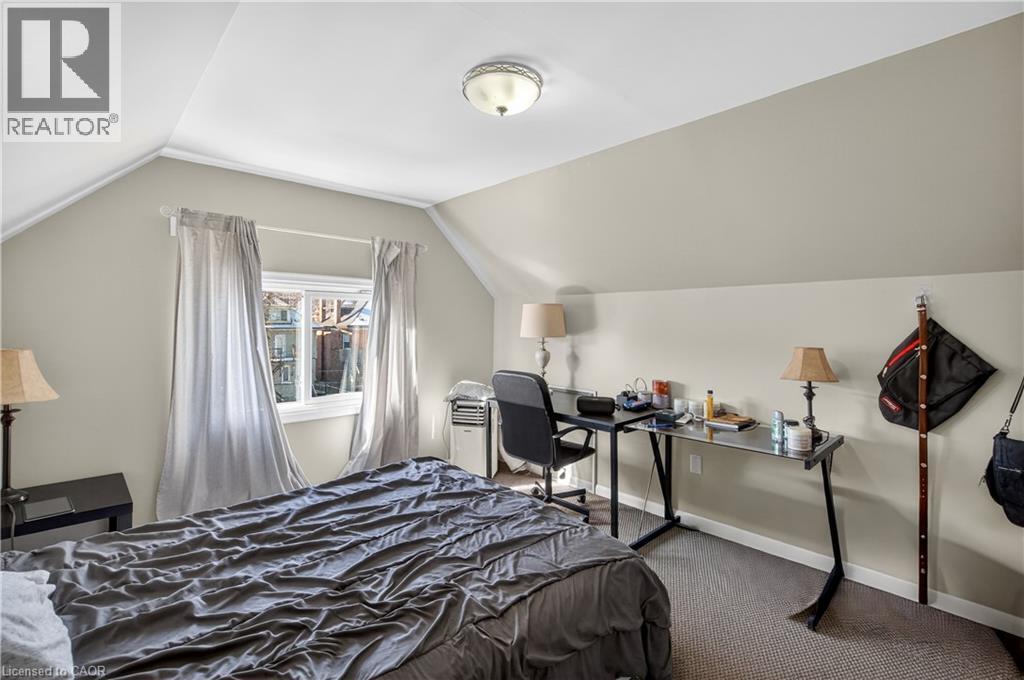 147 Homewood Avenue, Hamilton, ON - Indoor Photo Showing Bedroom