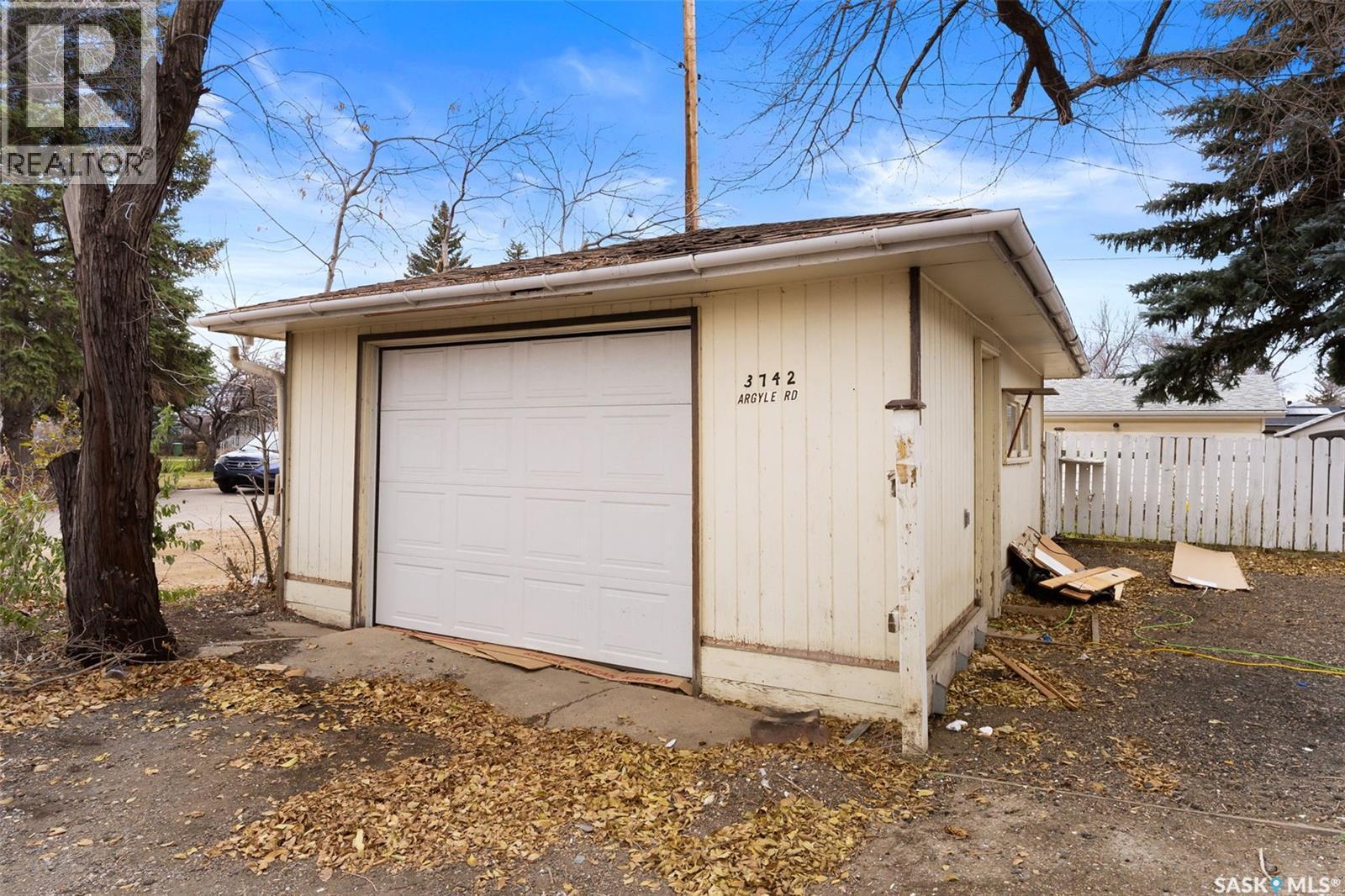 3742 Argyle Road, Regina, SK - Outdoor