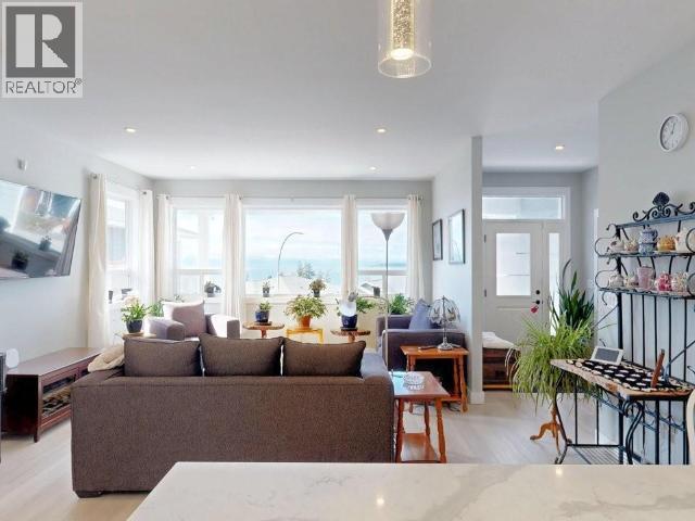 4374 Quebec Ave, Powell River, BC - Indoor Photo Showing Living Room