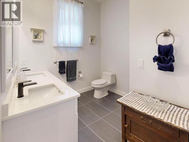4374 Quebec Ave, Powell River, BC - Indoor Photo Showing Bathroom