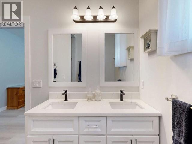 4374 Quebec Ave, Powell River, BC - Indoor Photo Showing Bathroom