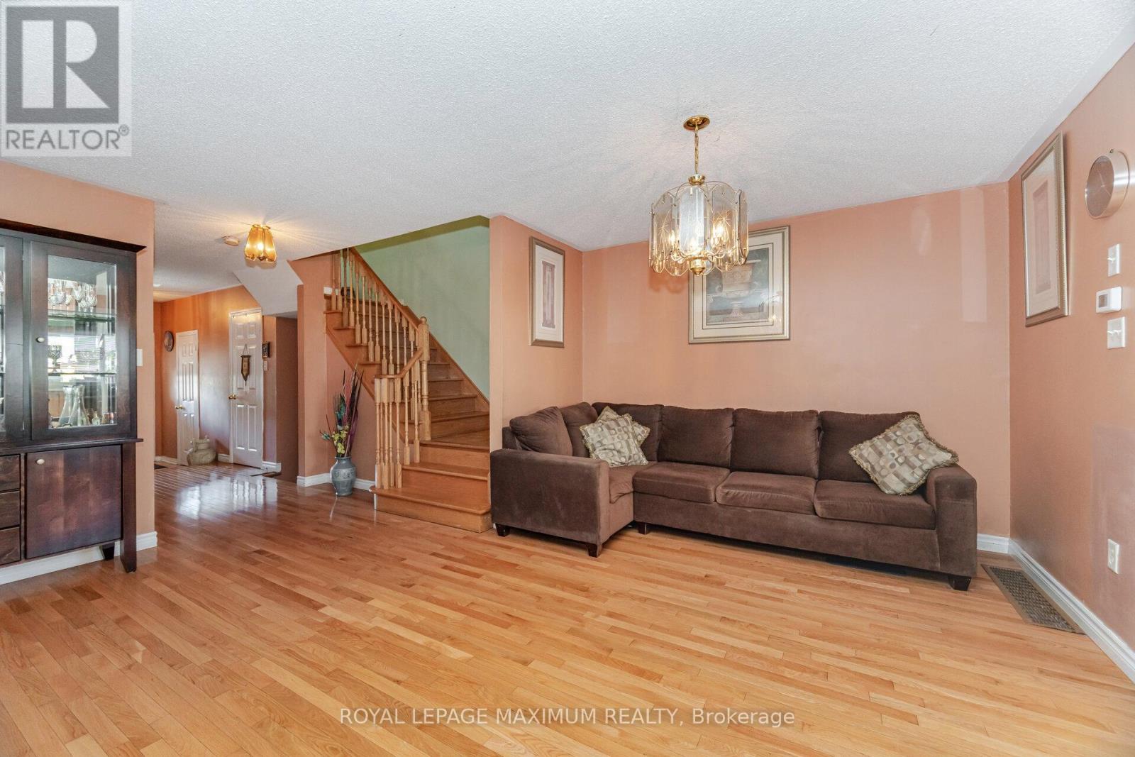 85 Ronan Crescent, Vaughan, ON - Indoor Photo Showing Living Room