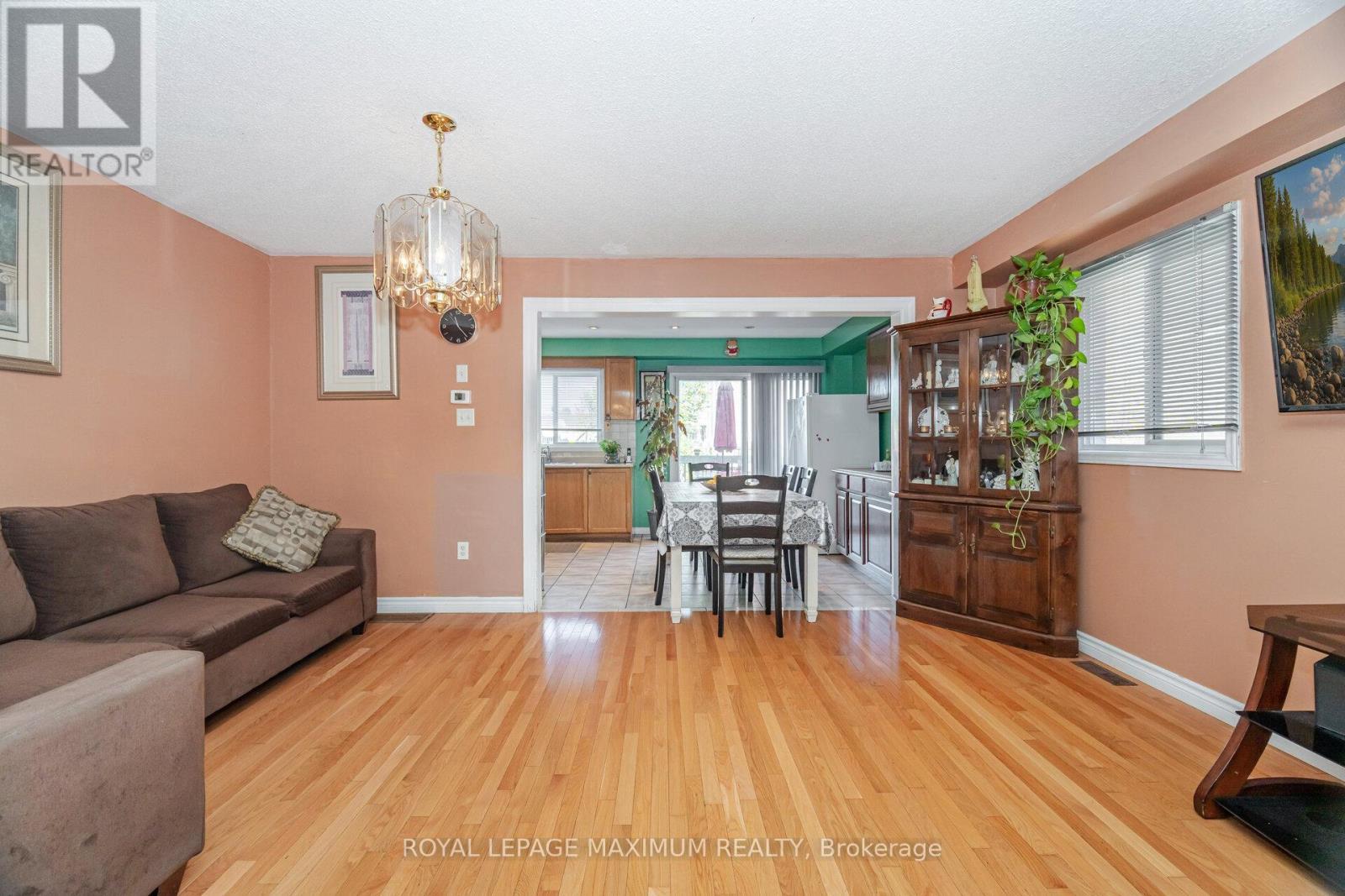 85 Ronan Crescent, Vaughan, ON - Indoor Photo Showing Living Room