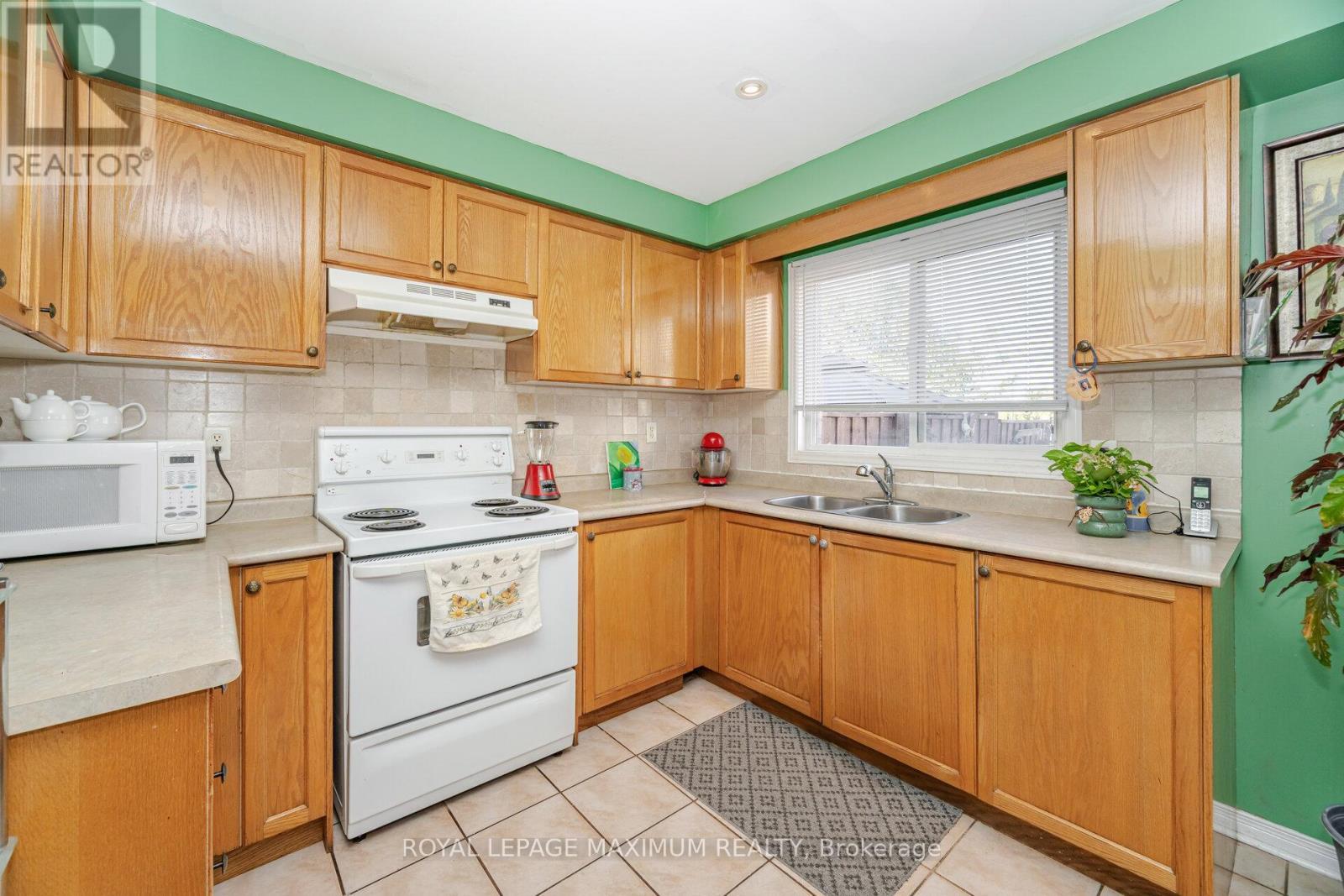 85 Ronan Crescent, Vaughan, ON - Indoor Photo Showing Kitchen With Double Sink