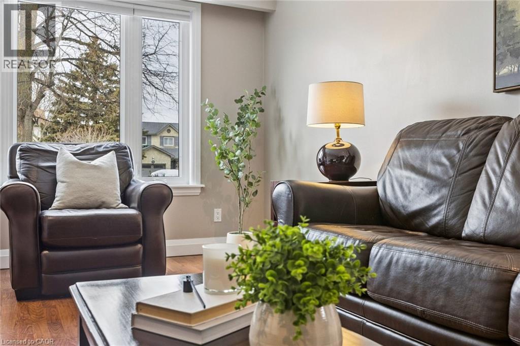 31 Cedar Crest Street, Kitchener, ON - Indoor Photo Showing Living Room