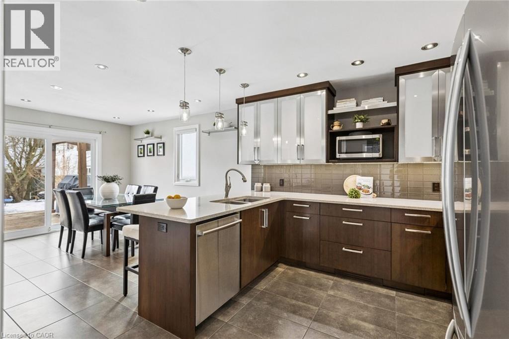 31 Cedar Crest Street, Kitchener, ON - Indoor Photo Showing Kitchen With Double Sink With Upgraded Kitchen