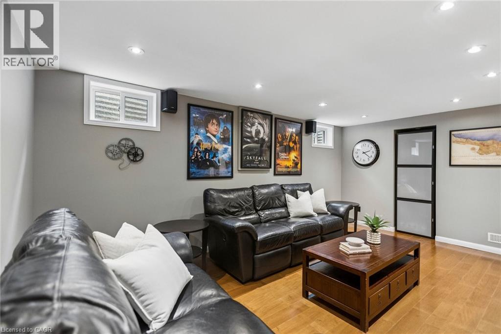 31 Cedar Crest Street, Kitchener, ON - Indoor Photo Showing Living Room