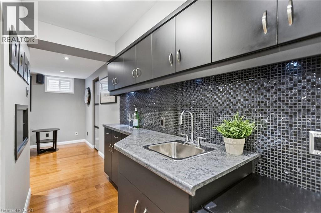 31 Cedar Crest Street, Kitchener, ON - Indoor Photo Showing Kitchen With Upgraded Kitchen
